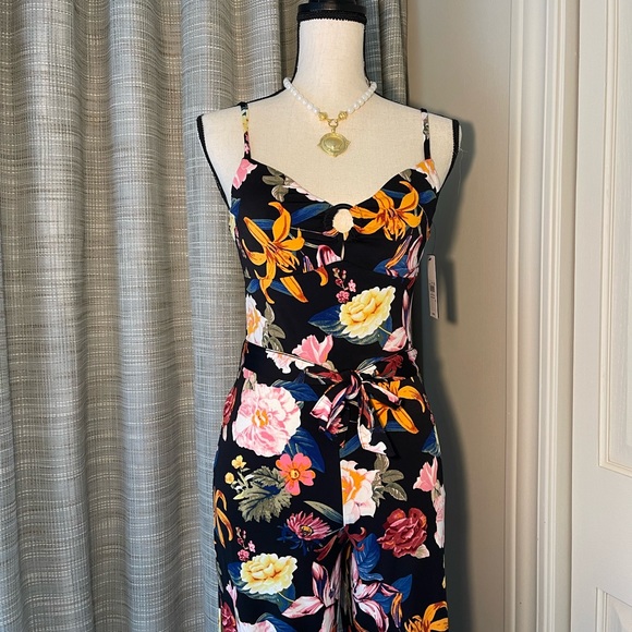 Brand new with tag Jumpsuit with slit both sides - Picture 4 of 7